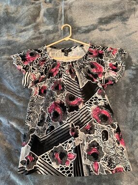 Floral Graphic Flutter Sleeve Top - Black & Pink